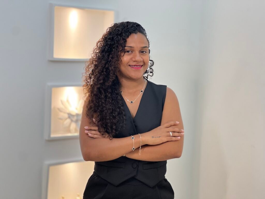 Recepcionista terceirizada da S.A Terceirizações atendendo visitantes com simpatia