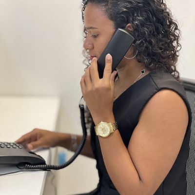 Recepcionista terceirizada da S.A Terceirizações atendendo visitantes com simpatia