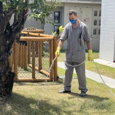 Serviços Gerais Terceirizados com Qualidade e Eficiência – S.A Terceirizações Profissional de serviços gerais da S.A Terceirizações realizando limpeza e manutenção